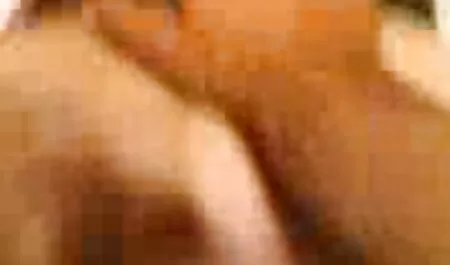Skinny Teen sex mit mama frei mit kleinen Titten saugt einen riesigen Schwanz im Freien