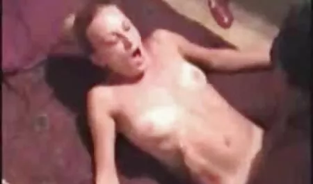 Die blonde Helly macht sich für ihre Soloszene fertig mutter bestraft sohn mit sex