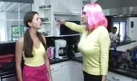 Schöne Brünette sex mit der besten freundin meiner mutter strippen und masturbieren