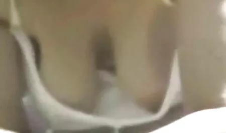Jonee zieht ihre deutsche mutter sohn sex haarige Muschi aus und masturbiert sie