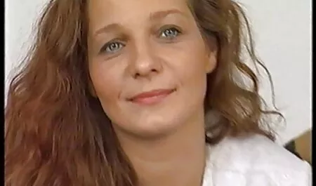 Meine Frau vollbusige Freundin zeigt ihre großen Brüste vor der mutter sex mit sohn Kamera