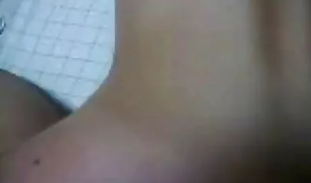 Schönes jugendlich Mädchen spielt mit sex zwischen mutter und tochter einer bösen Pumpe