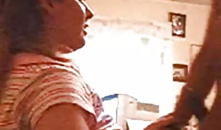 Ririka Suzuki bedürftige Milf kniet reife geile oma vor einem großen Schwanz