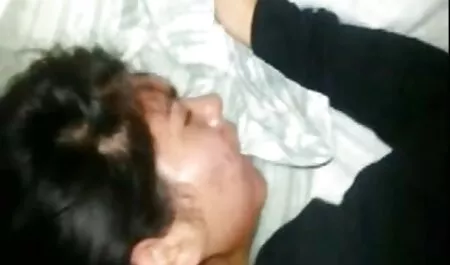 Haariger Pornostar auf zwei Amateur-Typen sex sohn mutter
