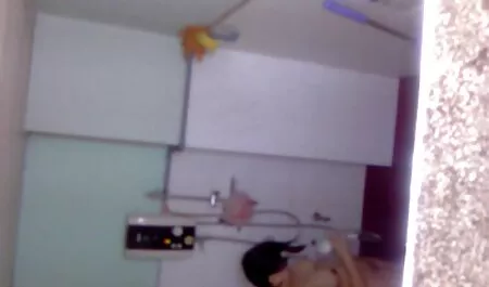 Starke Körperbrünette posiert in sexy Dessous beim Berühren sexfilme mutter tochter der Muschi