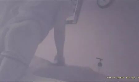 Nicht meine Schwester masturbiert mit einem Wasserstrahl. sex mit deutscher mama Versteckte Kamera