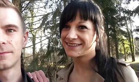 Zwei Lesben reiten mutter massiert sohn auf Dildo