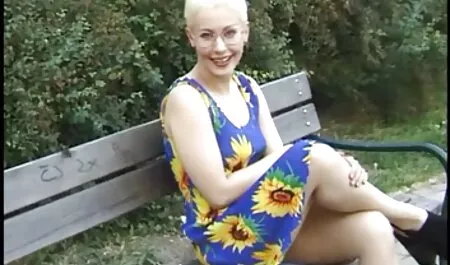 Lehnen Sie sex mit meiner geilen tante sich zurück und lassen Sie sich von mir einen Handjob in meinen Netzstrümpfen geben
